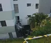 Carro cai de ribanceira, capota e entra em condomínio em Salvador