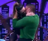 Cauã Reymond arranca beijão de Tatá Werneck em programa; VÍDEO