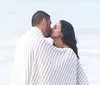 Cauã Reymond é flagrado aos beijos com ex-reality em manhã de praia