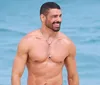 Cauã Reymond ostenta tanquinho em cenas de 'Vale Tudo'