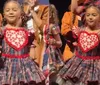 Filha de Lore Improta e Léo Santana rouba a cena em escola; VÍDEO