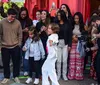 Filhas de Ivete Sangalo roubam a cena em gravação e altura surpreende