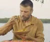 Galinha ensopada: Rodrigo Hilbert aprende receita típica da Bahia