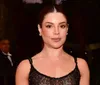 Gkay ousa ao aparecer sem sutiã e com look transparente no SPFW; fotos