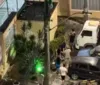 Homem sobe em muro para fugir da PM em briga generalizada em Salvador