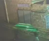 Homens furtam e fogem com barco na cabeça em Salvador
