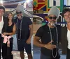 Ivete Sangalo leva Shawn Mendes para conhecer Carlinhos Brown; VÍDEO