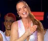 Ivete Sangalo exibe corpão e curte dia de sol em casa