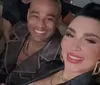 Jenny Miranda e Cezar Black protagonizam momento íntimo durante jantar