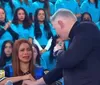 Lexa cai no choro ao receber bênção do padre Marcelo Rossi no SBT