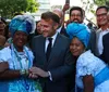 Macron toca tambor com Olodum durante passeio em Salvador