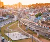 Mulher é morta a tiros em passarela de famosa avenida de Salvador