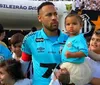 Neymar entra em campo com filha no último jogo pelo Santos