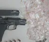 Polícia apreende arma de fogo e 400 porções de drogas em Salvador