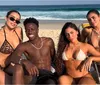 Quem são as modelos apontadas como affairs de Vini Jr em foto na praia