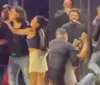 Roberta Miranda surta e dá chute em homem que invadiu palco em show