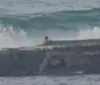 VÍDEO: homem se segura em pedras, mas é arrastado por ondas na Bahia
