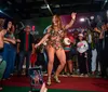 Virginia deixa bumbum à mostra e cai no samba após fim com Vini Jr