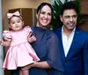 Zezé Di Camargo e Graciele Lacerda posam com a filha em show; FOTOS
