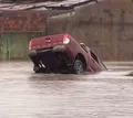 Fortes chuvas atingem interior da Bahia; picape fica submersa