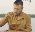 Galinha ensopada: Rodrigo Hilbert aprende receita típica da Bahia