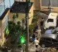 Homem sobe em muro para fugir da PM em briga generalizada em Salvador