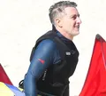 Luciano Huck surpreende ao surgir surfando em folga do Domingão; FOTOS