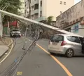 Mãe e filho ficam feridos após carro bater em poste em Salvador