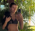 Sasha Meneghel ousa em clique e aparece fazendo topless em praia