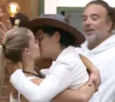 A Fazenda 17: Dudu e Saory selam reconciliação com beijo e 'amarração'