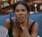 A Fazenda 17: Carol quebra protocolo e implora por emprego em emissora