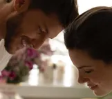 Camila Queiroz e Klebber Toledo anunciam nascimento da primeira filha