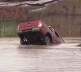 Fortes chuvas atingem interior da Bahia; picape fica submersa