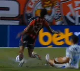 Jogador do Vitória sofre fratura grave em jogo; vídeo impressiona