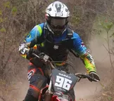 Motociclista morre após perder controle e bater em árvore na Bahia