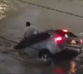 Motorista tem carro arrastado por enxurrada e é 'engolido' na Bahia