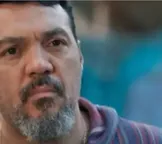 Belo 'ignora' Misael e surge com visual completamente diferente