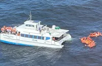 Colisão entre catamarã e barco deixa passageiros à deriva na Bahia