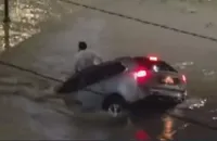 Motorista tem carro arrastado por enxurrada e é 'engolido' na Bahia