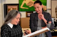 Regina Duarte e Carolina Ferraz selam a paz após briga por política