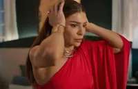 'Três Graças': Arminda desmaia ao receber presente indiscreto