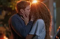 'Três Graças': Viviane se entrega a Leonardo, mas impõe condição