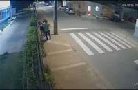 VÍDEO: bebê de um mês engasga e casal pede socorro a policiais na BA