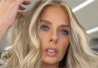 Adriane Galisteu faz topless e sensualiza com lenço: 'Pode tudo'