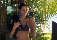 Sasha Meneghel ousa em clique e aparece fazendo topless em praia