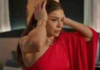 'Três Graças': Arminda desmaia ao receber presente indiscreto