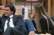 A Fazenda: Saory surta com crise de ciúmes e confronta Dudu: "Quem é?"