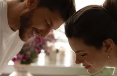 Camila Queiroz e Klebber Toledo anunciam nascimento da primeira filha