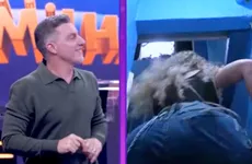 Luciano Huck fica sem graça após Lívia Andrade 'mostrar demais'
