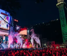 Léo Santana se emociona diante de multidão em gravação em Salvador